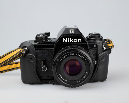 Appareil photo reflex Nikon EM 35 mm avec objectif 50 mm f1.8 et étui « toujours prêt »