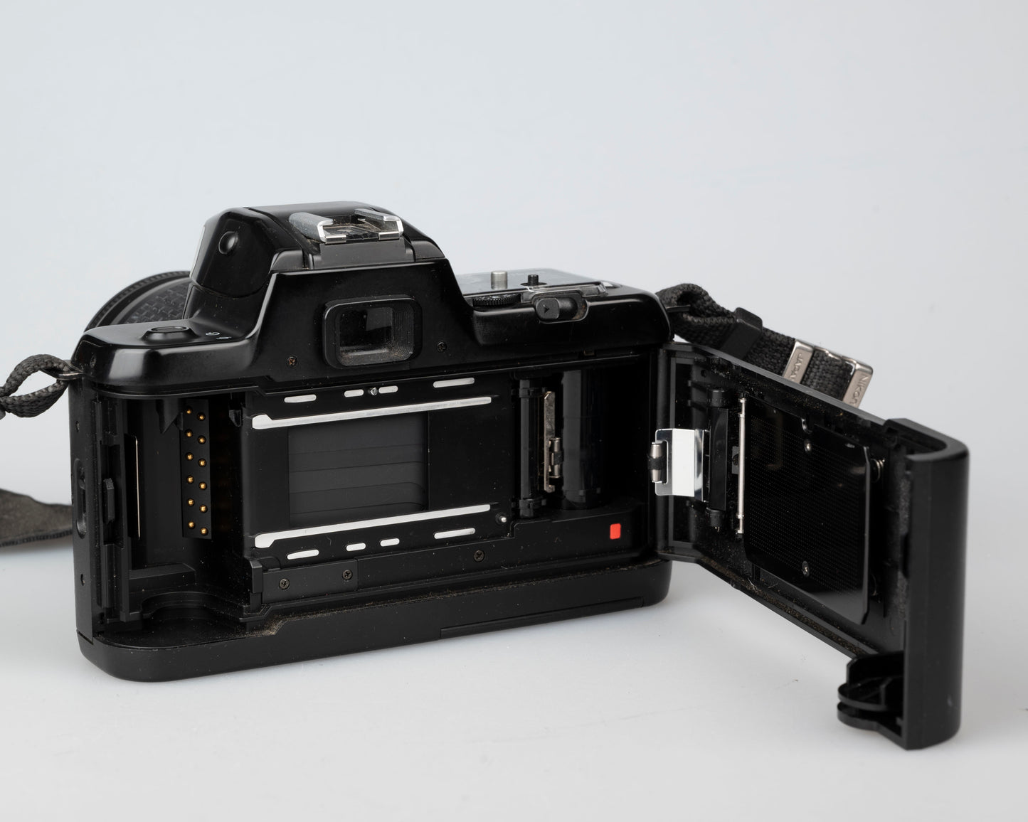 Reflex Nikon F-401S 35 mm avec objectif AF Nikkor 28-80 mm