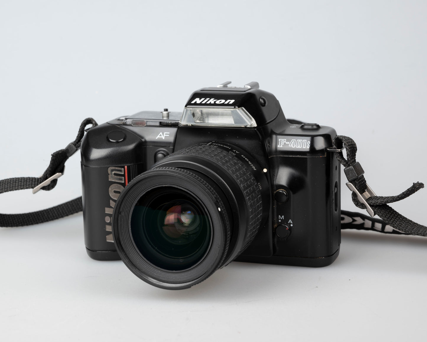 Reflex Nikon F-401S 35 mm avec objectif AF Nikkor 28-80 mm