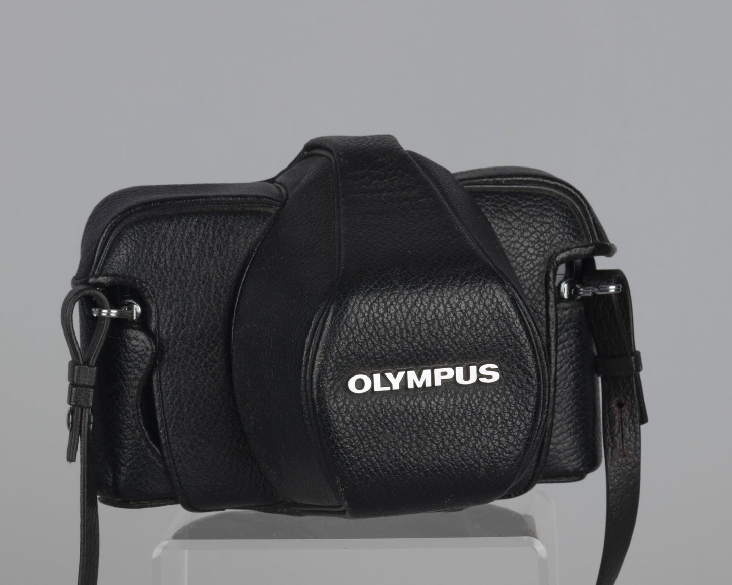 Reflex Olympus OM-1 35 mm avec objectif Zuiko 50 mm f1.8 et étui toujours prêt