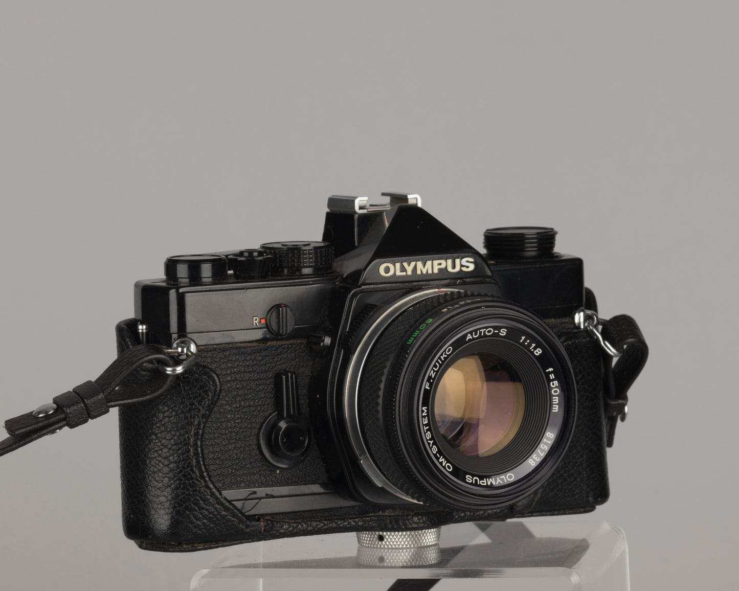 Reflex Olympus OM-1 35 mm avec objectif Zuiko 50 mm f1.8 et étui toujours prêt