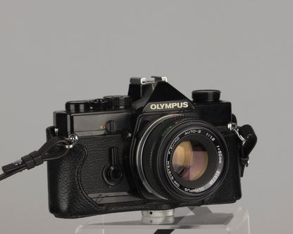 Reflex Olympus OM-1 35 mm avec objectif Zuiko 50 mm f1.8 et étui toujours prêt