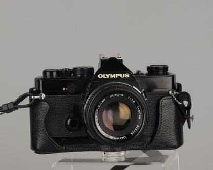 Reflex Olympus OM-1 35 mm avec objectif Zuiko 50 mm f1.8 et étui toujours prêt