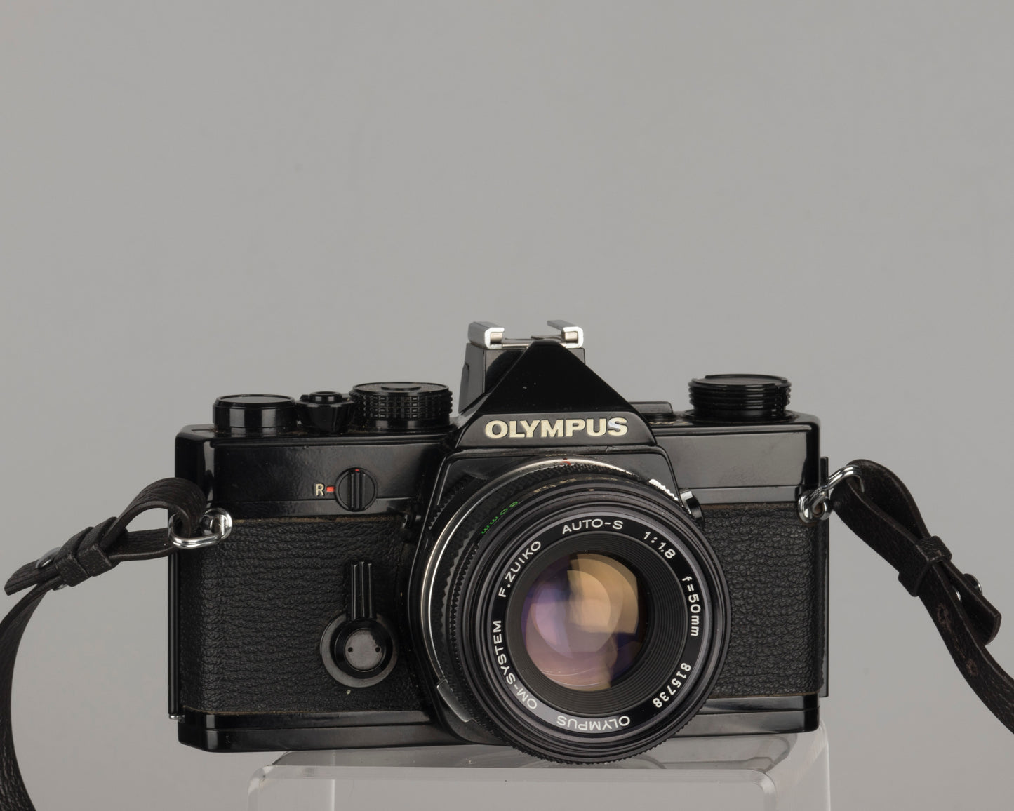Reflex Olympus OM-1 35 mm avec objectif Zuiko 50 mm f1.8 et étui toujours prêt