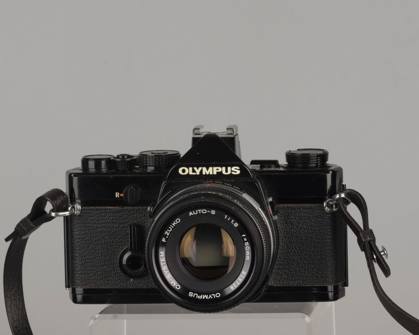 Reflex Olympus OM-1 35 mm avec objectif Zuiko 50 mm f1.8 et étui toujours prêt