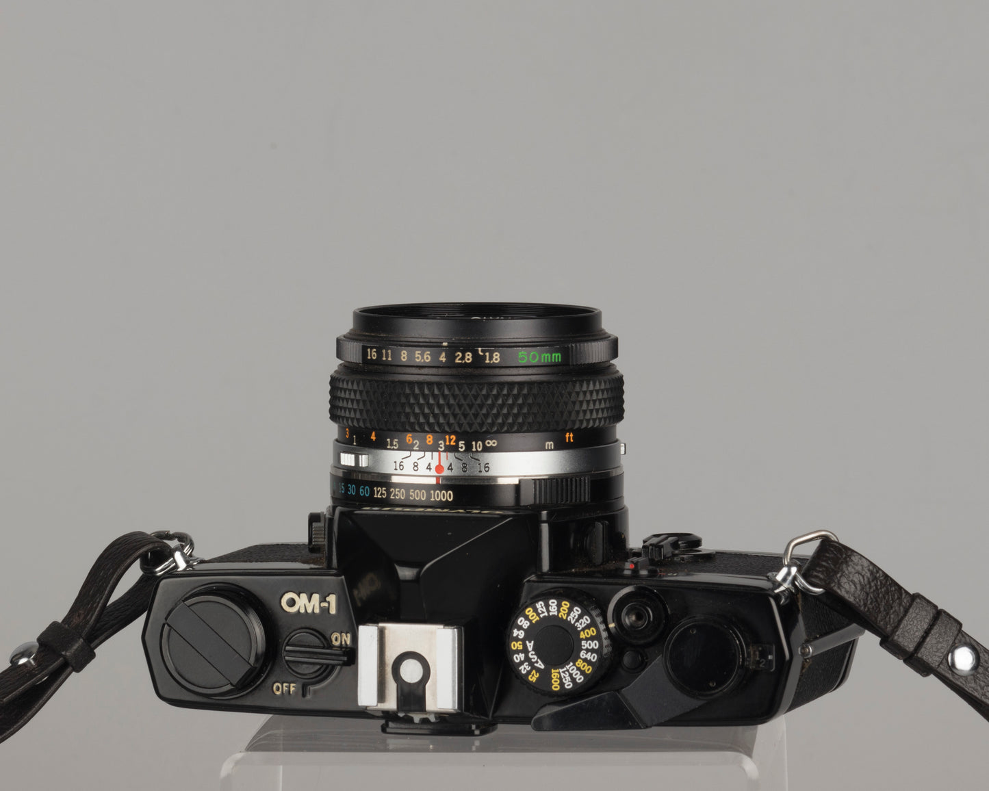 Reflex Olympus OM-1 35 mm avec objectif Zuiko 50 mm f1.8 et étui toujours prêt