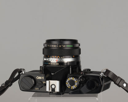 Reflex Olympus OM-1 35 mm avec objectif Zuiko 50 mm f1.8 et étui toujours prêt
