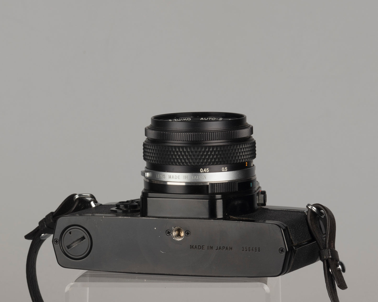 Reflex Olympus OM-1 35 mm avec objectif Zuiko 50 mm f1.8 et étui toujours prêt