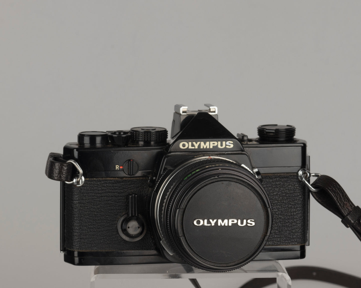 Reflex Olympus OM-1 35 mm avec objectif Zuiko 50 mm f1.8 et étui toujours prêt