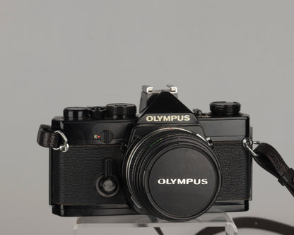 Reflex Olympus OM-1 35 mm avec objectif Zuiko 50 mm f1.8 et étui toujours prêt