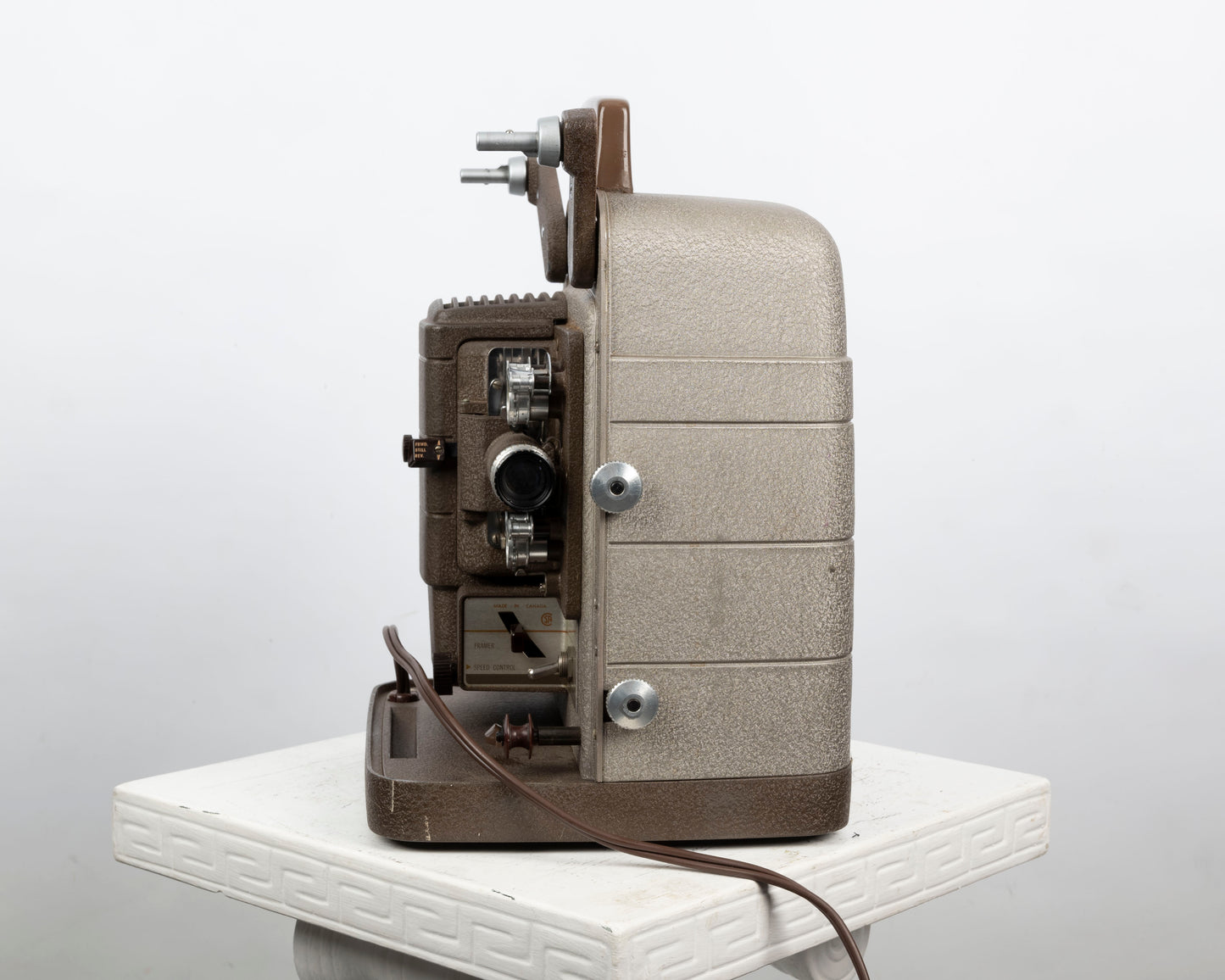 Projecteur de film Bell and Howell 253 RV Regular 8 (série F73714)