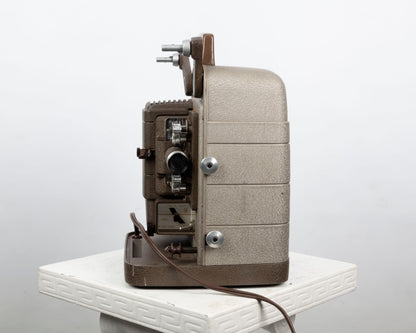 Projecteur de film Bell and Howell 253 RV Regular 8 (série F73714)