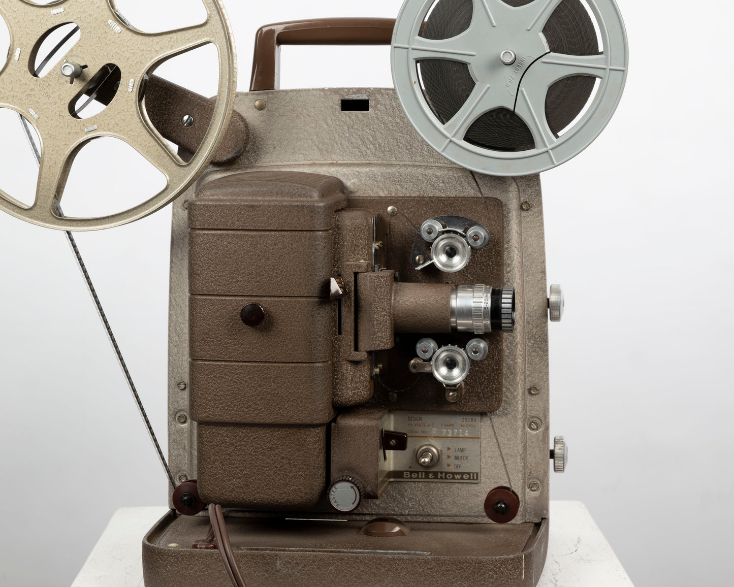 Projecteur de film Bell and Howell 253 RV Regular 8 (série F73714)
