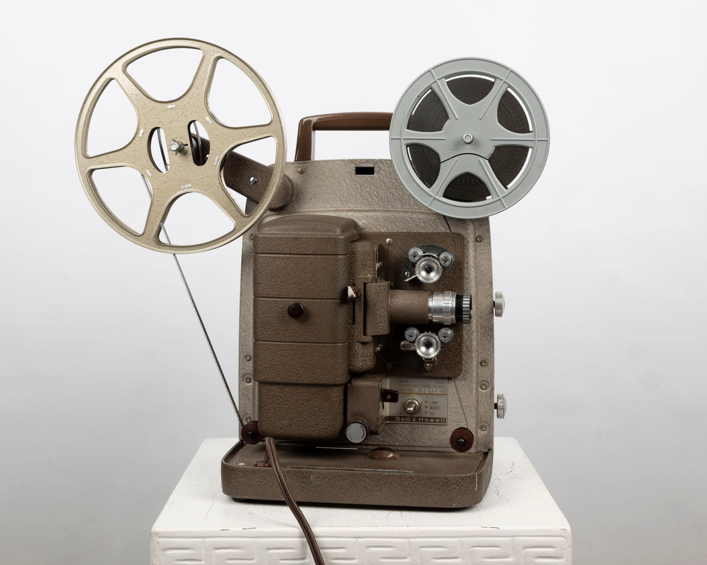 Projecteur de film Bell and Howell 253 RV Regular 8 (série F73714)