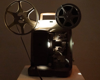 Projecteur de film Bell and Howell 253 RV Regular 8 (série F73714)