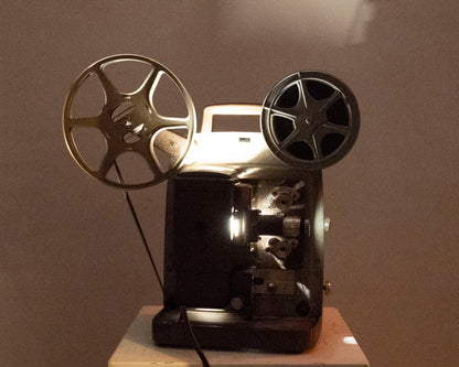 Projecteur de film Bell and Howell 253 RV Regular 8 (série F73714)
