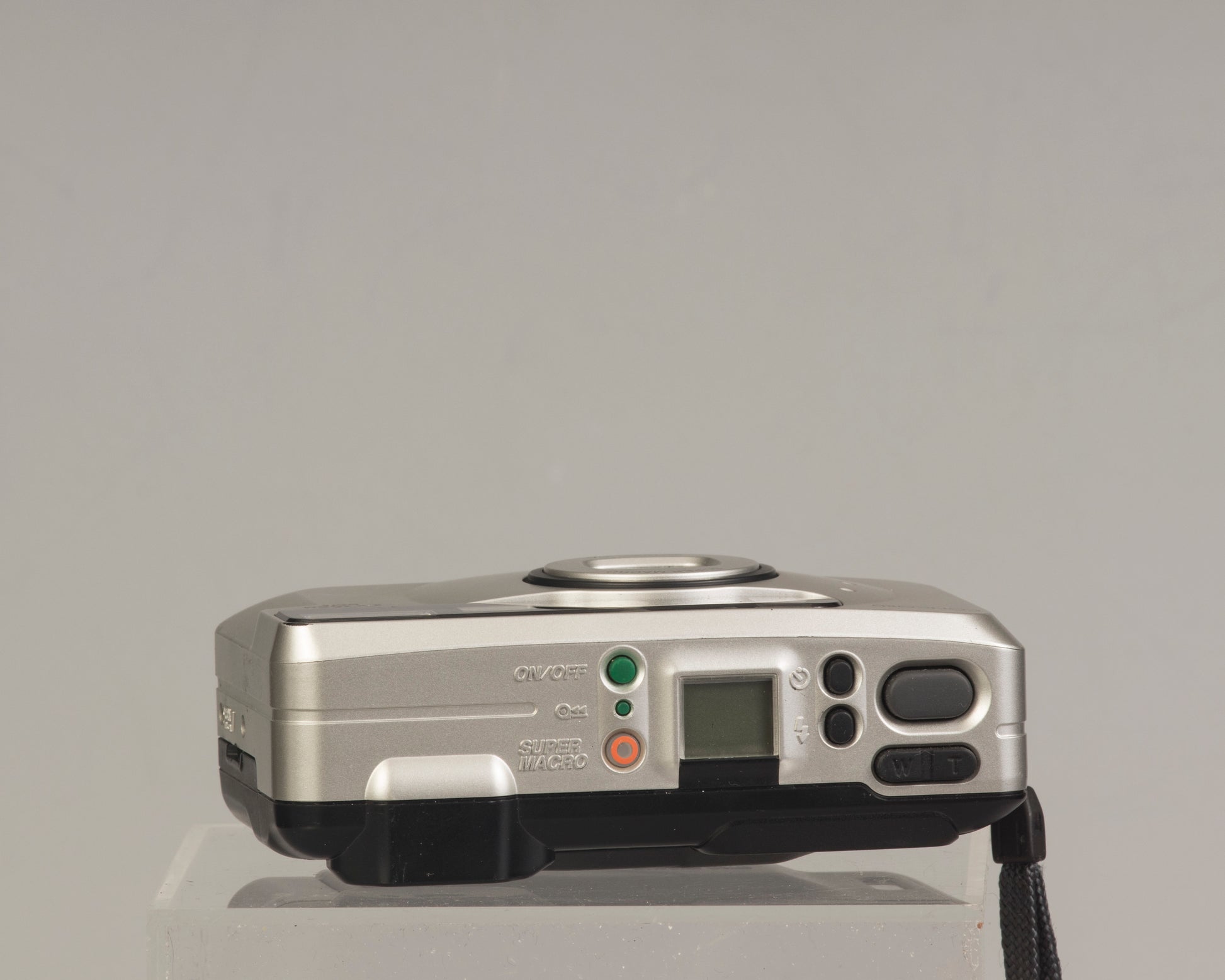 The Concord C2001 (aka Polaroid C2001) is a 35mm film point-and-shoot feturing a 35-70mm zoom lens with macro focusing