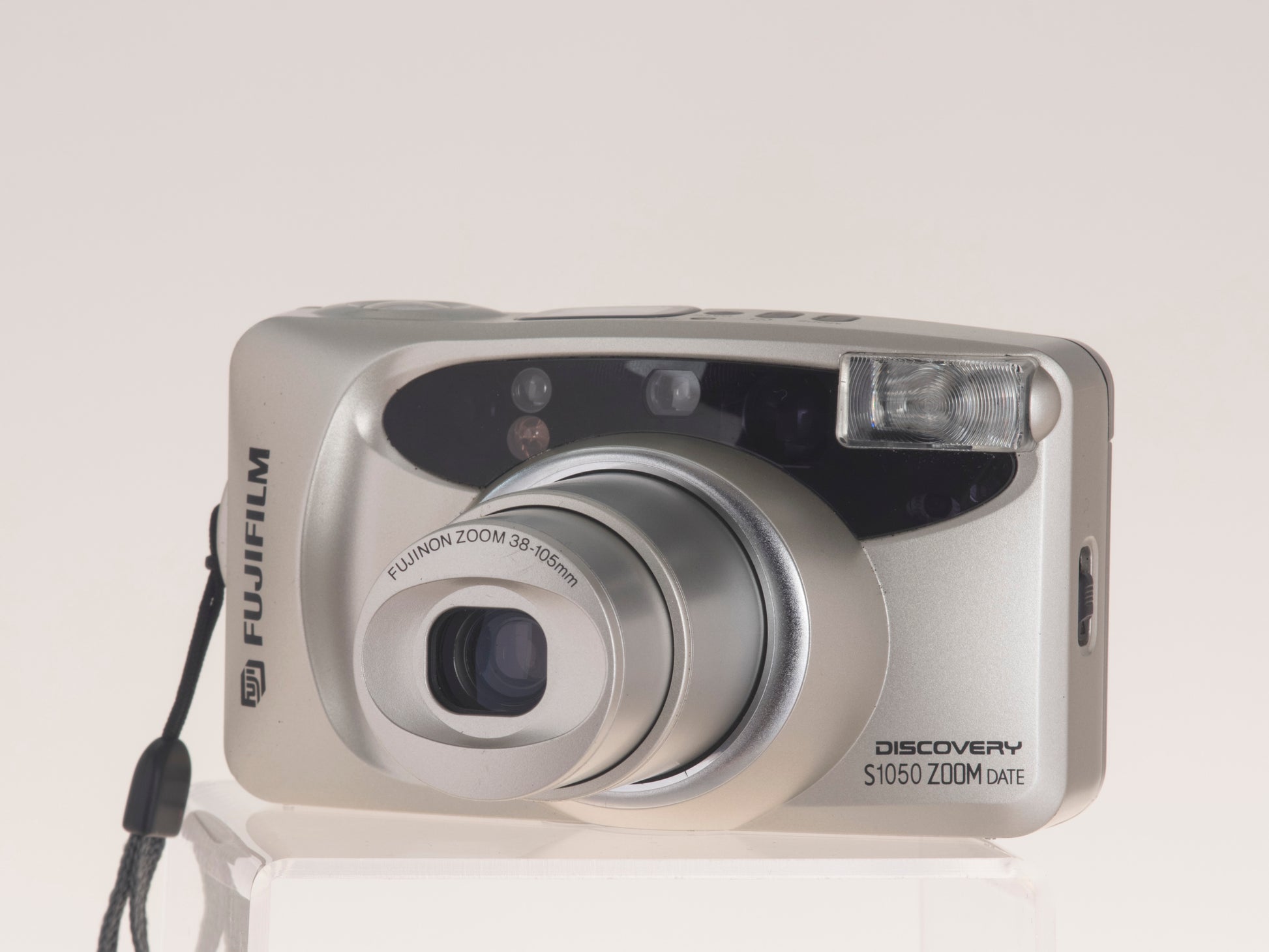 Fujifilm Discovery S1050 Zoom Date 35mm film camera front view zoomed left