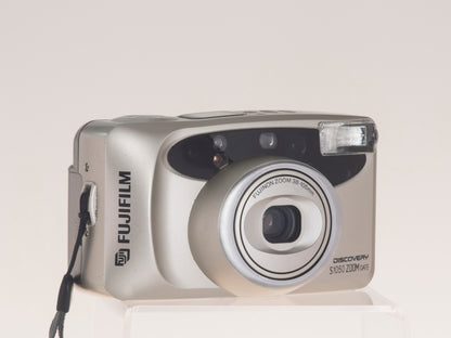 Fujifilm Discovery S1050 Zoom Date 35mm film camera front angle view