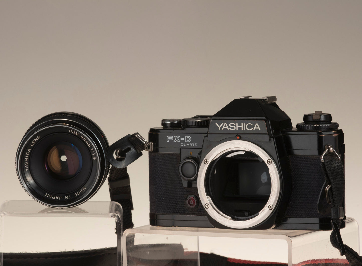 Yashica FX-D Reflex 35 mm + objectif 50 mm f1.9