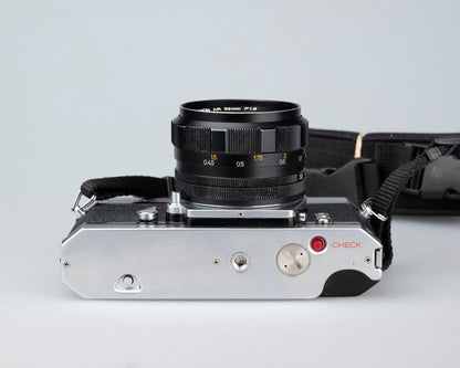 Reflex Konica Autoreflex T2 35 mm avec objectif Hexanon AR 50 mm f1.8