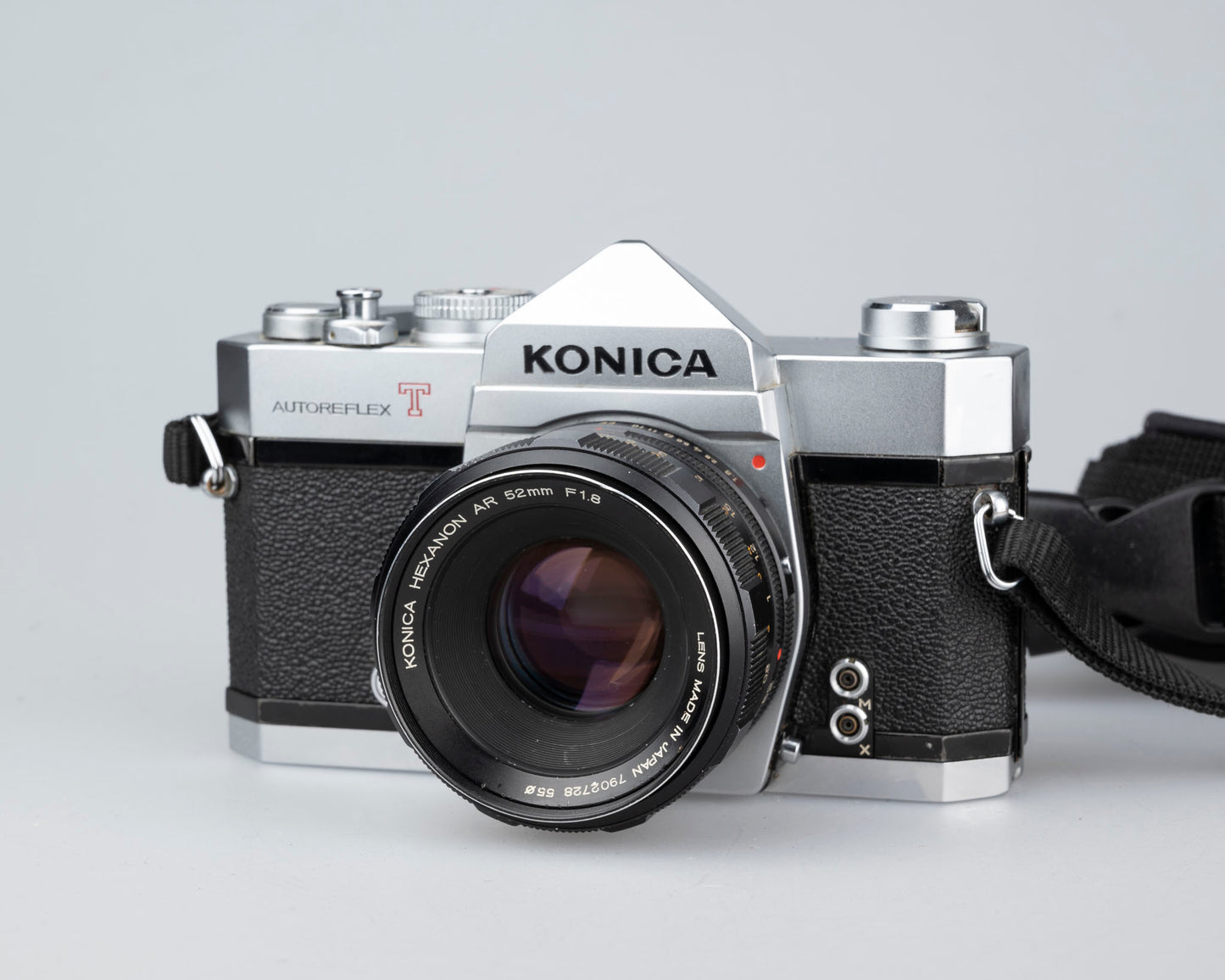 Reflex Konica Autoreflex T2 35 mm avec objectif Hexanon AR 50 mm f1.8