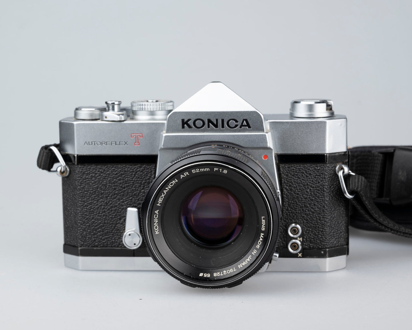 Reflex Konica Autoreflex T2 35 mm avec objectif Hexanon AR 50 mm f1.8