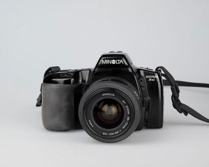 Reflex Minolta Maxxum 3xi 35 mm avec objectif 35-70 mm (série 02425619)