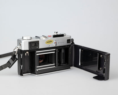 Minolta Hi-Matic E compact 35mm rangefinder camera feat. 40mm F1.7 Rokkor lens (serial 328710)