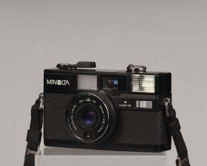 Minolta Hi-Matic S2 35mm camera w/ original case; flash not functional, otherwise works great