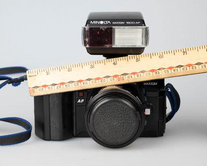Minolta Maxxum 7000 35mm film SLR w/ 50mm f1.7 lens + 1800AF flash (serial 37101091)