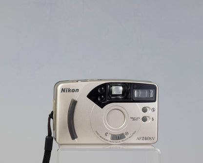 Appareil photo Nikon AF240SV 35 mm avec étui (série 5837134)