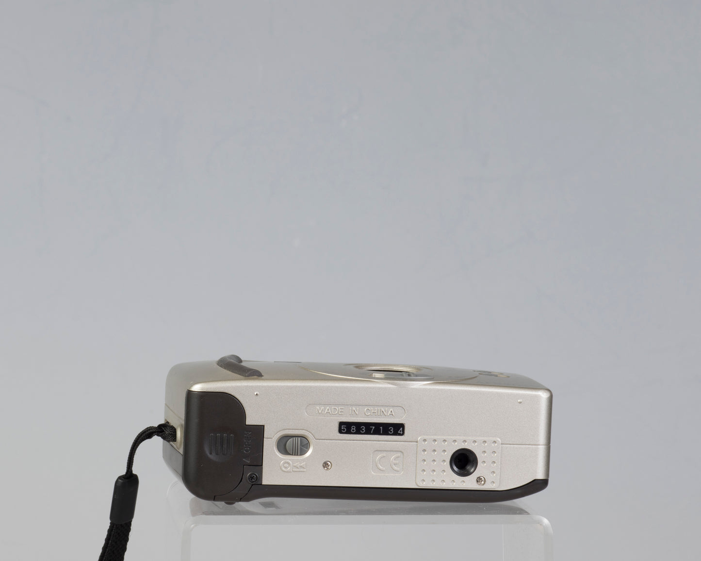 Appareil photo Nikon AF240SV 35 mm avec étui (série 5837134)