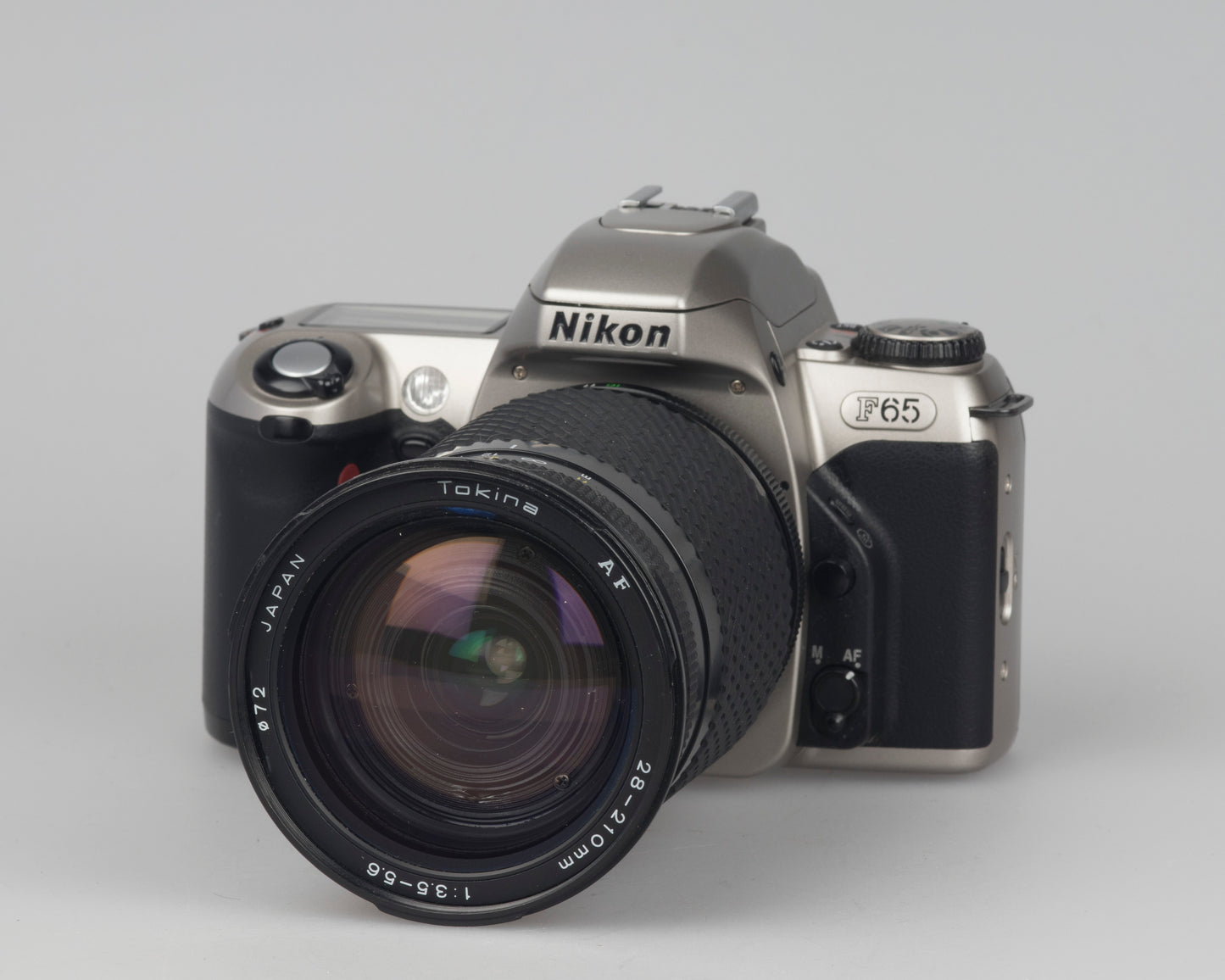 Nikon F65 (alias N65) Reflex 35 mm avec boîte d'origine et manuel + objectif Tokina AF 28-210 mm