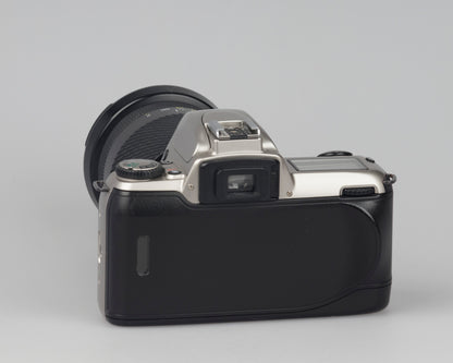 Nikon F65 (alias N65) Reflex 35 mm avec boîte d'origine et manuel + objectif Tokina AF 28-210 mm