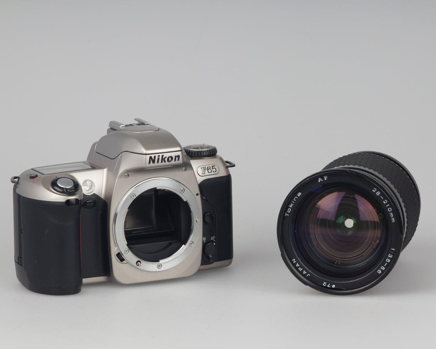 Nikon F65 (alias N65) Reflex 35 mm avec boîte d'origine et manuel + objectif Tokina AF 28-210 mm