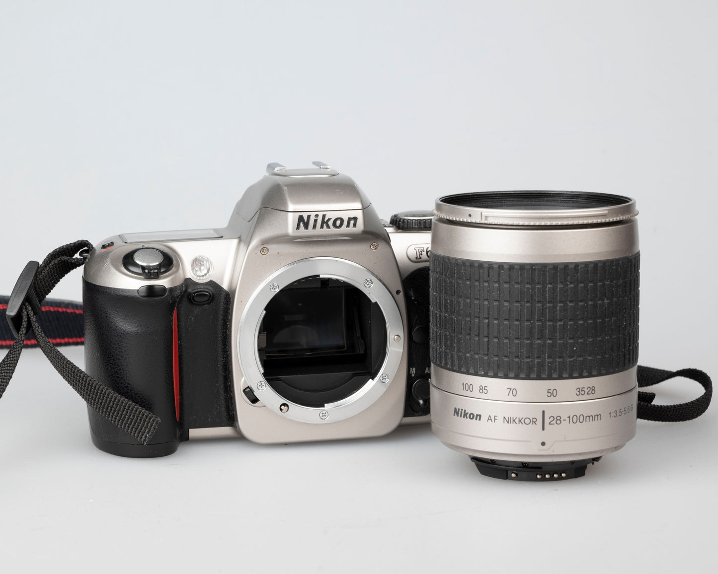 Nikon F65 (alias N65) SLR à film 35 mm avec objectif AF Nikkor 28-100 mm (série 2898438)