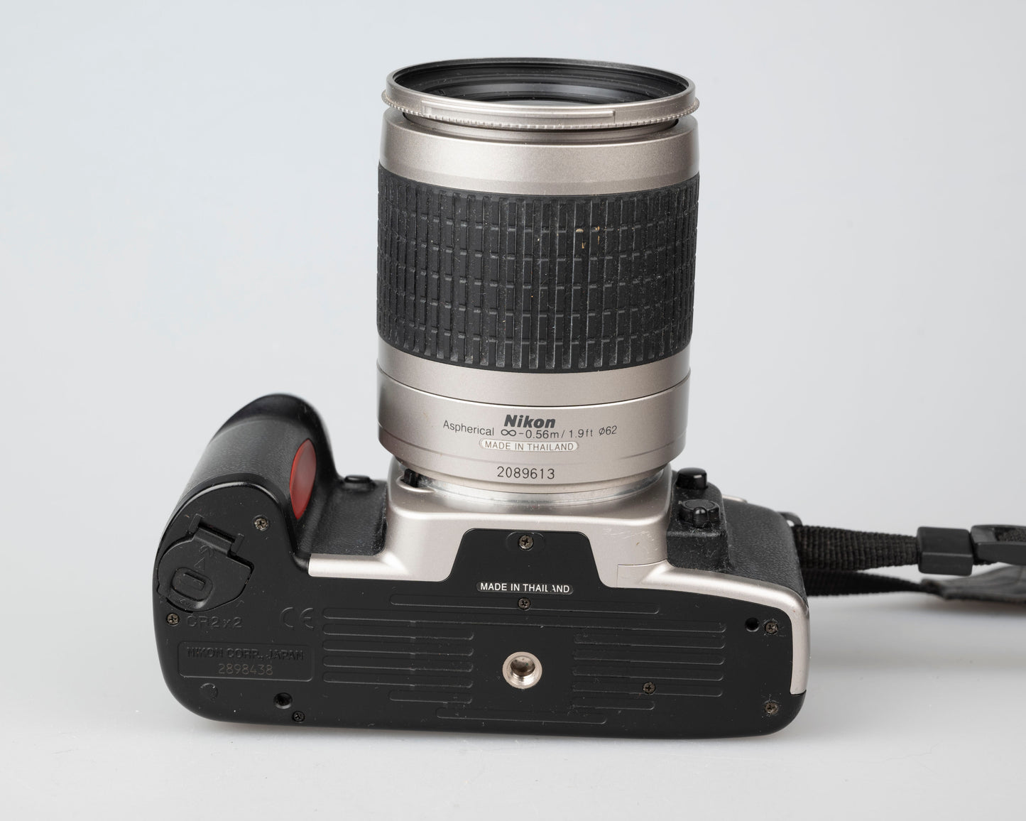Nikon F65 (alias N65) SLR à film 35 mm avec objectif AF Nikkor 28-100 mm (série 2898438)