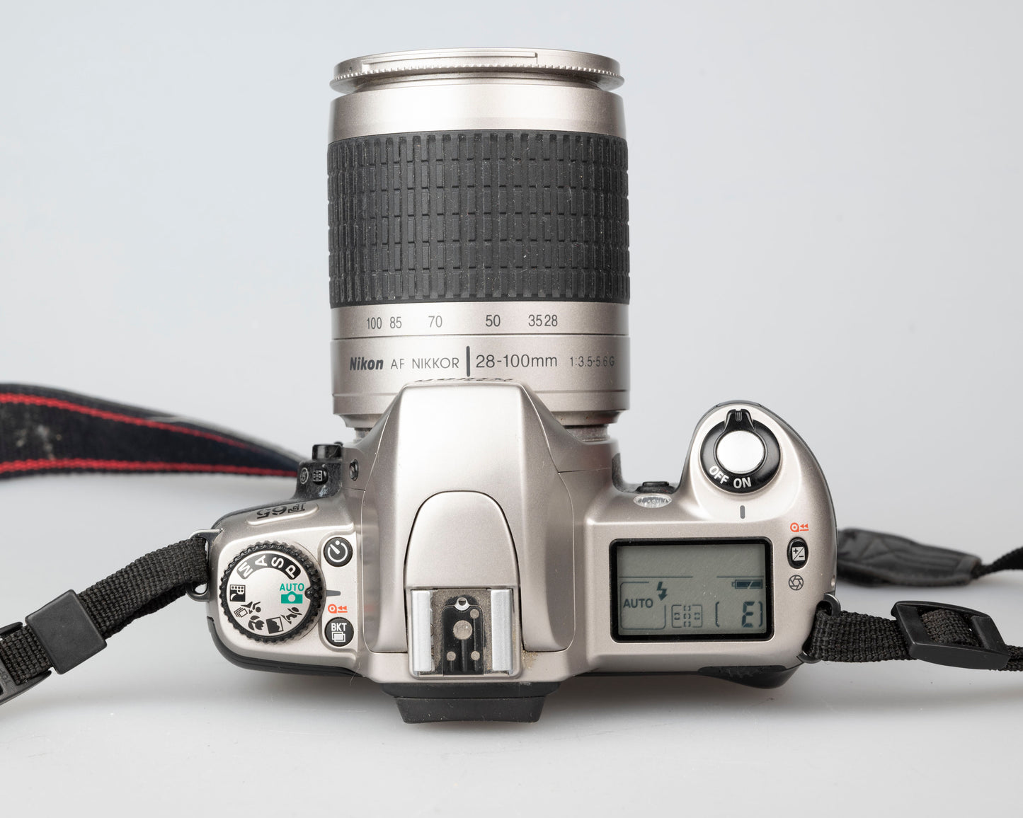 Nikon F65 (alias N65) SLR à film 35 mm avec objectif AF Nikkor 28-100 mm (série 2898438)