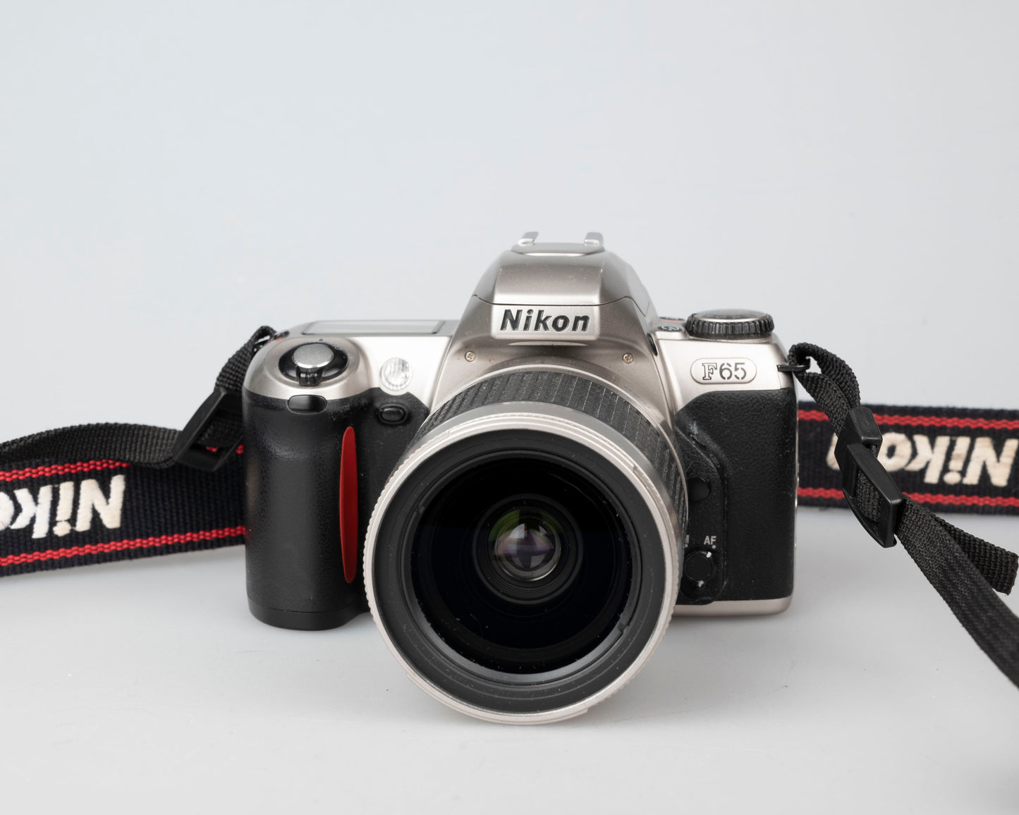Nikon F65 (alias N65) SLR à film 35 mm avec objectif AF Nikkor 28-100 mm (série 2898438)
