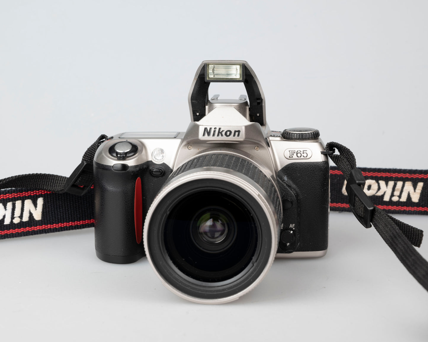 Nikon F65 (alias N65) SLR à film 35 mm avec objectif AF Nikkor 28-100 mm (série 2898438)