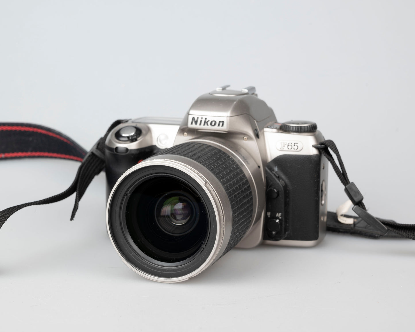 Nikon F65 (alias N65) SLR à film 35 mm avec objectif AF Nikkor 28-100 mm (série 2898438)
