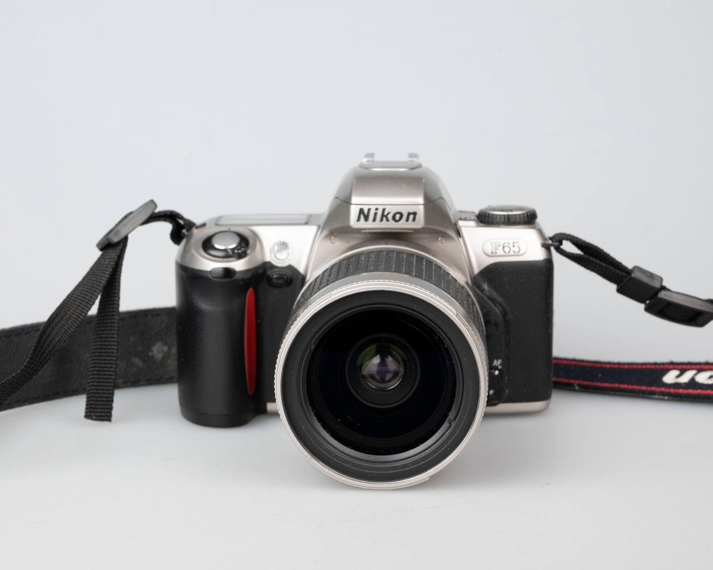 Nikon F65 (alias N65) SLR à film 35 mm avec objectif AF Nikkor 28-100 mm (série 2898438)
