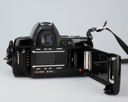 Reflex Nikon F-801 35 mm + Nikon Speedlight SB-24 + objectif AF Nikkor 35-80 mm + manuel