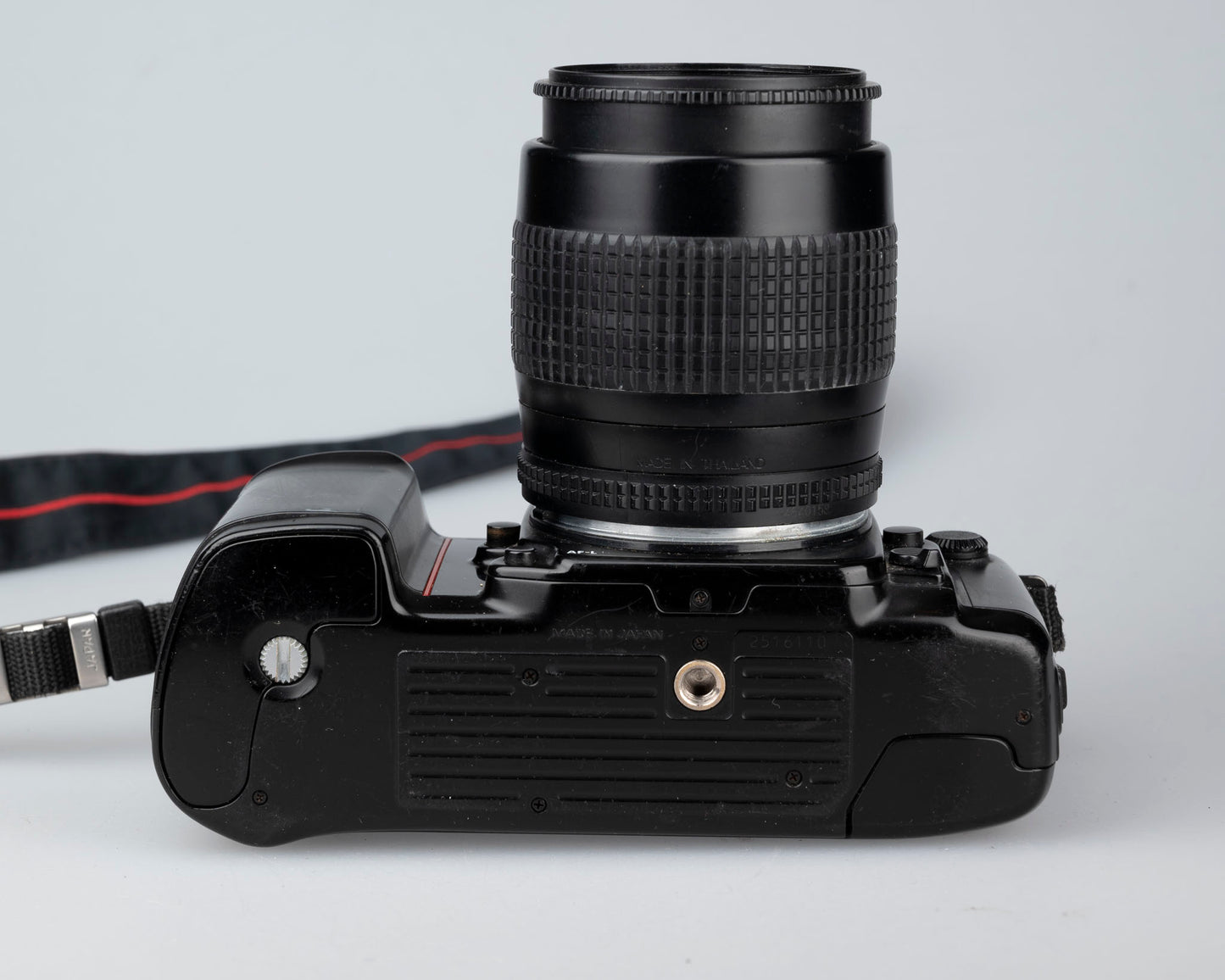 Reflex Nikon F-801 35 mm + Nikon Speedlight SB-24 + objectif AF Nikkor 35-80 mm + manuel