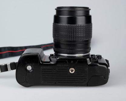 Reflex Nikon F-801 35 mm + Nikon Speedlight SB-24 + objectif AF Nikkor 35-80 mm + manuel