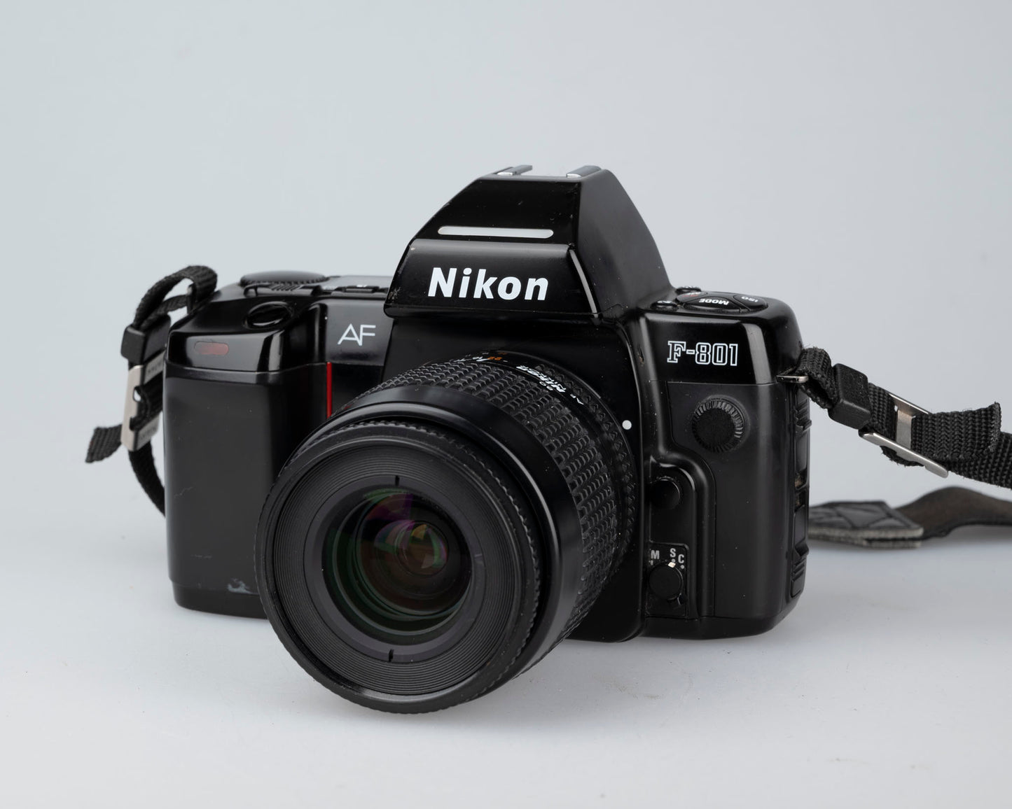 Reflex Nikon F-801 35 mm + Nikon Speedlight SB-24 + objectif AF Nikkor 35-80 mm + manuel