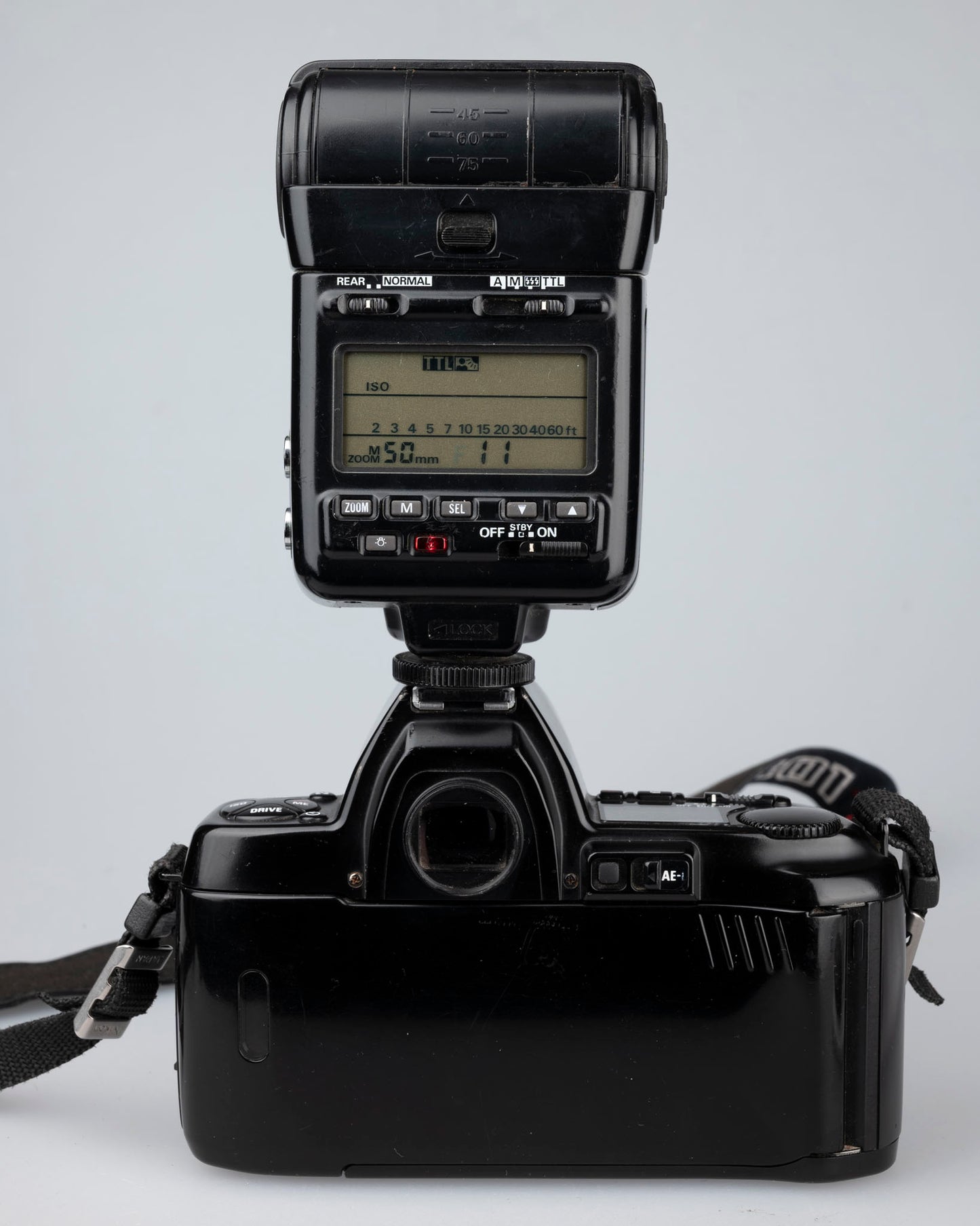 Reflex Nikon F-801 35 mm + Nikon Speedlight SB-24 + objectif AF Nikkor 35-80 mm + manuel