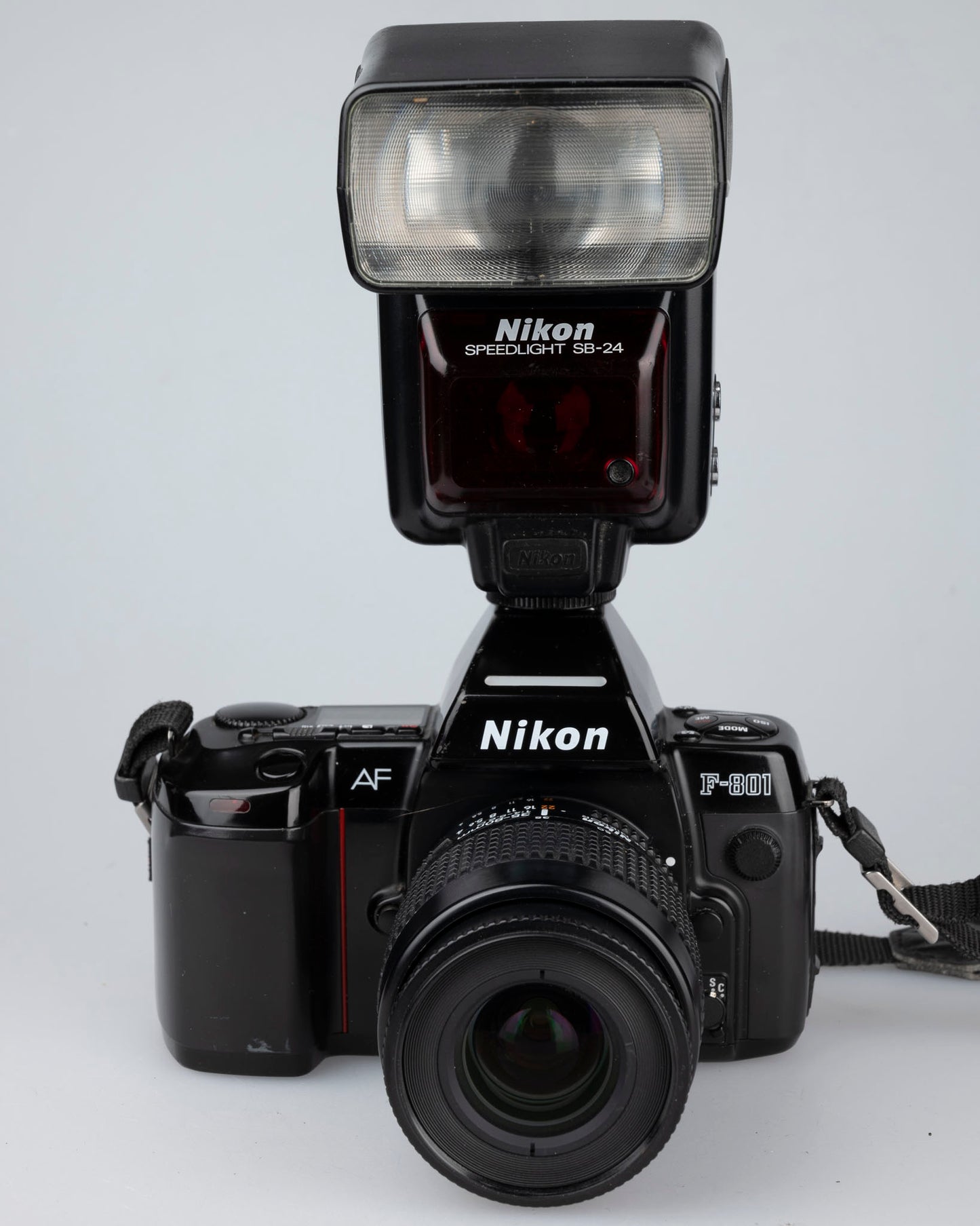Reflex Nikon F-801 35 mm + Nikon Speedlight SB-24 + objectif AF Nikkor 35-80 mm + manuel