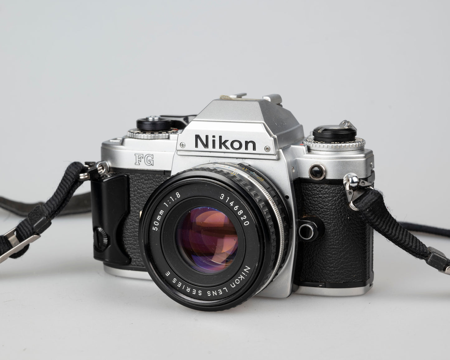 Appareil photo reflex Nikon FG 35 mm avec objectif 50 mm f1.8 et étui toujours prêt